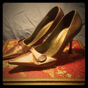 BCBG girls metallic olive grn pumps